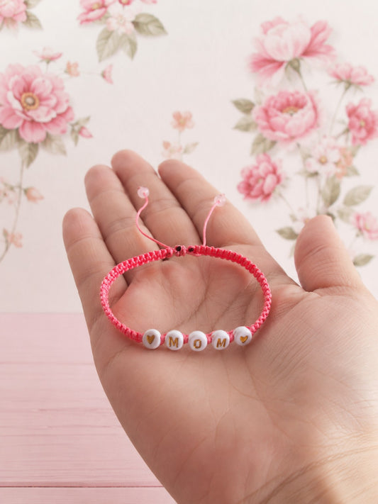 Pulsera Amor de Mamá en macramé rosado con cuentas MOM